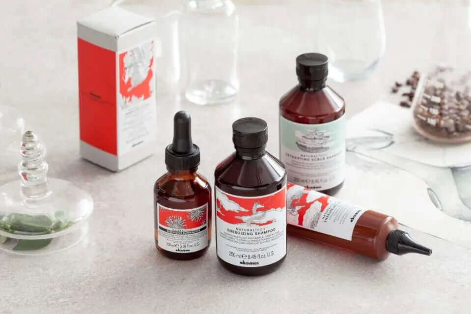 Davines hårprodukter mot flass, inkluderer sjampo, serum og behandlinger. Bærekraftige løsninger for en sunn hodebunn og flassfri hår.