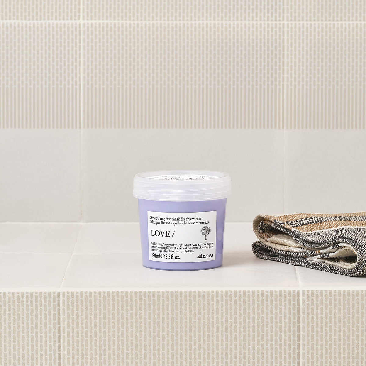 Davines Love Smooth Mask 250 ml fra Essential Haircare, stemningsbilde