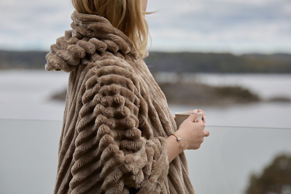 Kosta Linnewäfveri Cozy poncho pledd - Pledd - JK-Shop