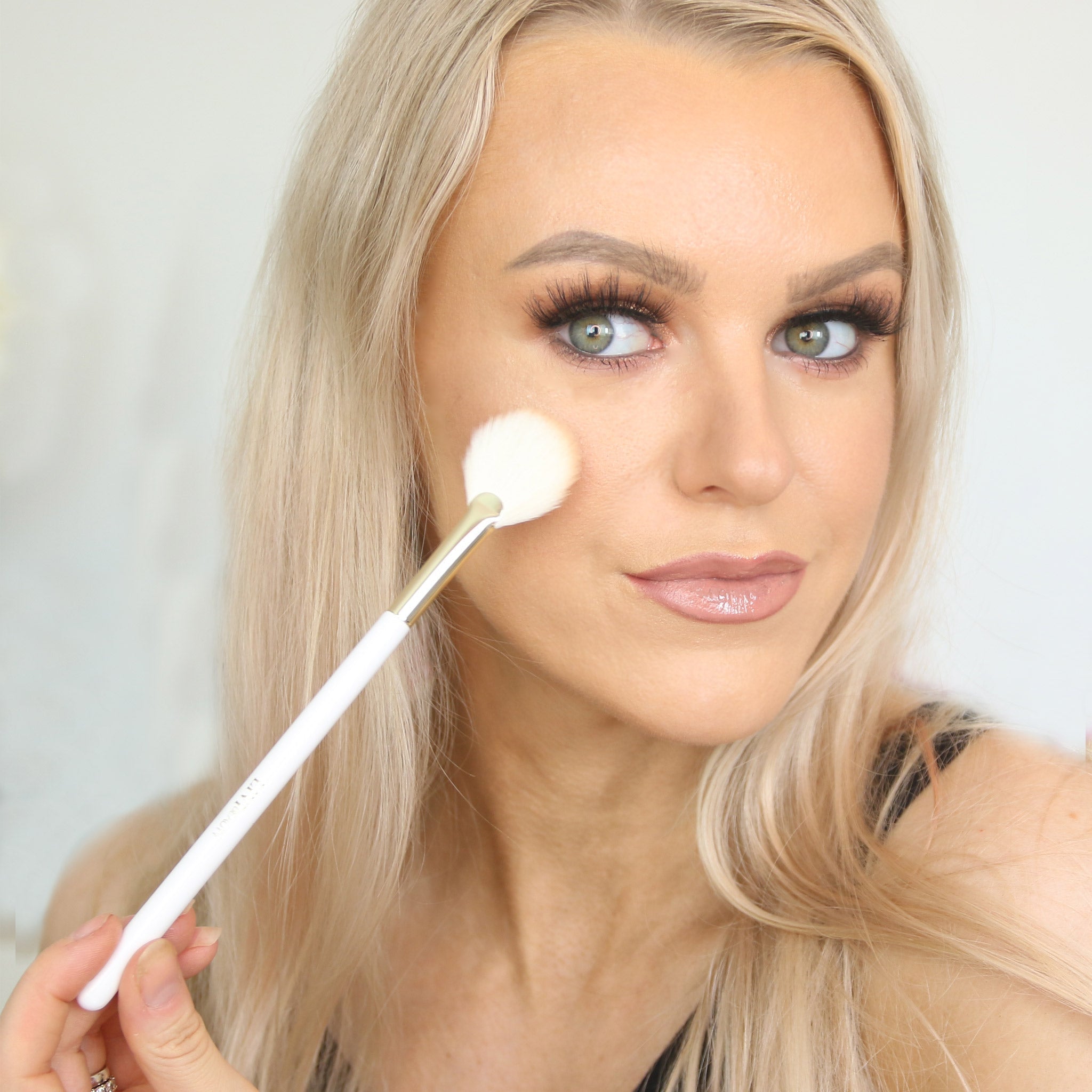 MAKE ME GLOW BRUSH - Makeup Brushes - JK-Shop