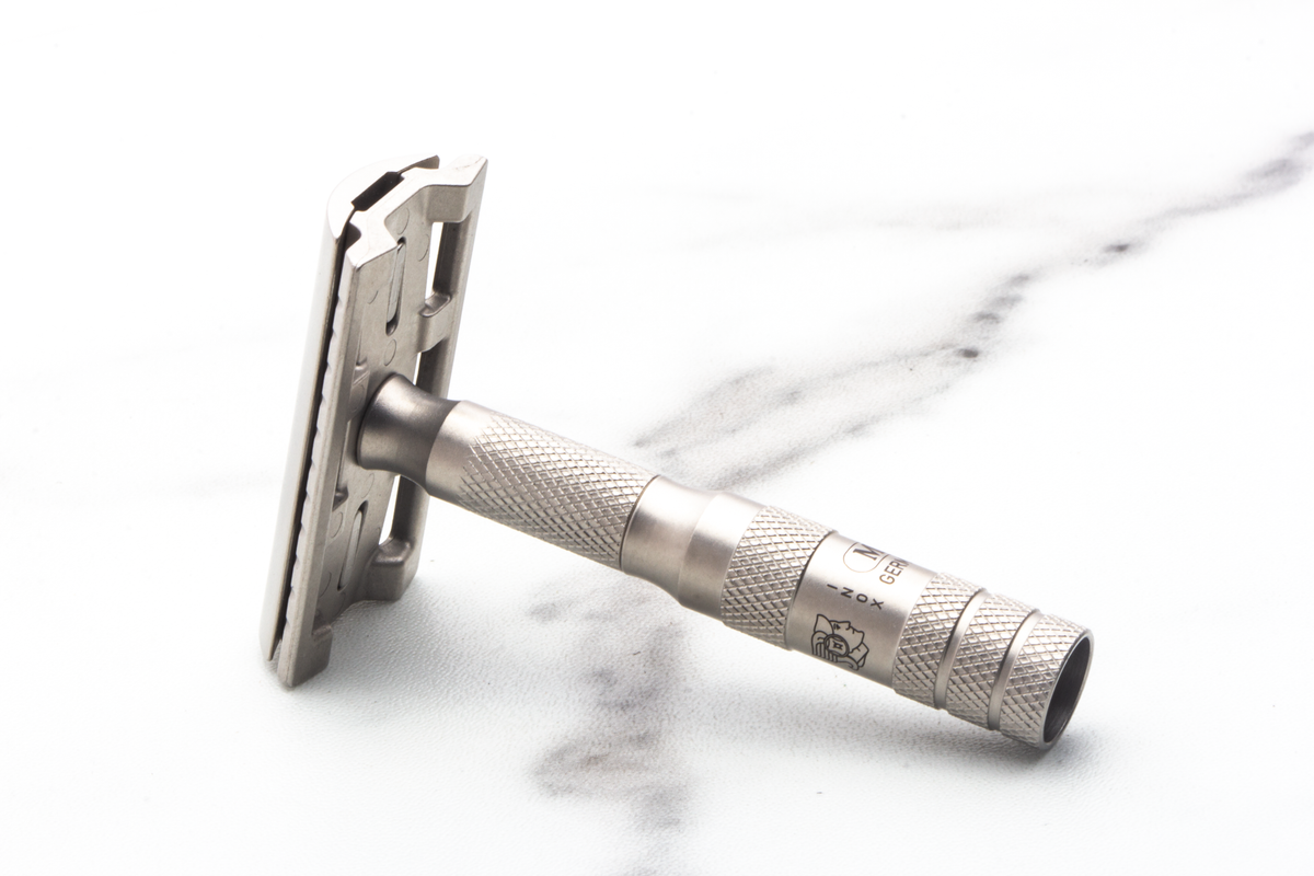 Merkur 933 Inox Reisehøvel Satinert Svart Skinnetui - Barberhøvel - JK-Shop