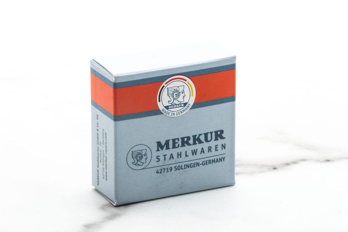 Merkur 933 Inox Reisehøvel Satinert Svart Skinnetui - Barberhøvel - JK-Shop