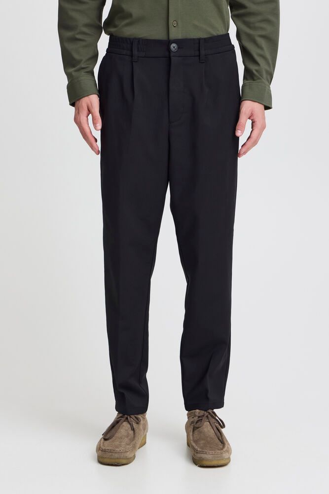 Casual Friday, MARC performance pants with pleat