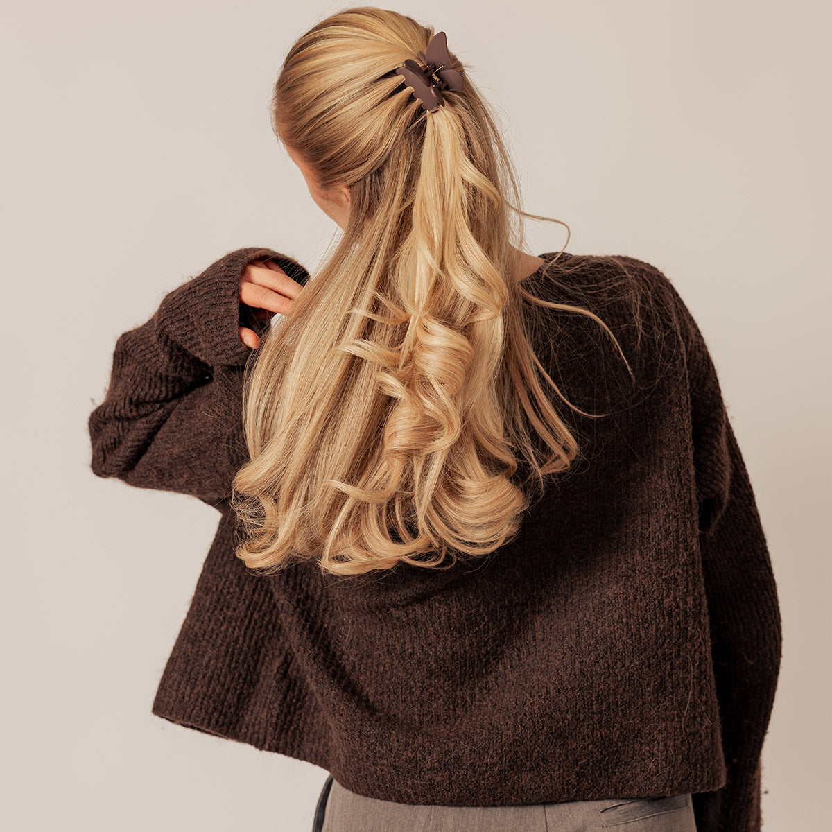 Léonie Items Hair Clip Butterfly Chocolate Brown sett fra siden