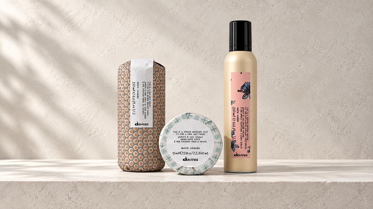 Davines This is a Sea Salt Spray, Strong Moulding Clay og Volume Boosting Mousse på lys steinplate