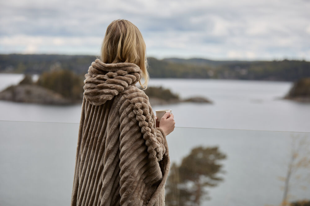 Kosta Linnewäfveri Cozy poncho pledd - Pledd - JK-Shop