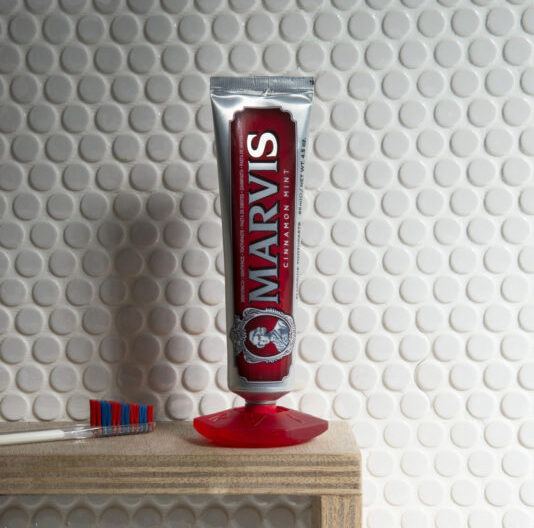 Marvis Tube Holder til 85 ml. tube - Rød-Marvis-Tannpleie-JKSHOP