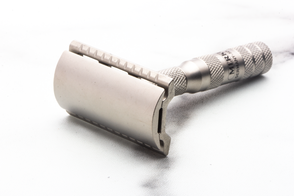 Merkur 933 Inox Reisehøvel Satinert Svart Skinnetui - Barberhøvel - JK-Shop